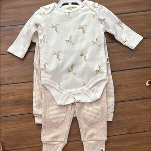 Adorable 4 Piece Giraffe Print Onesie and Pants Set